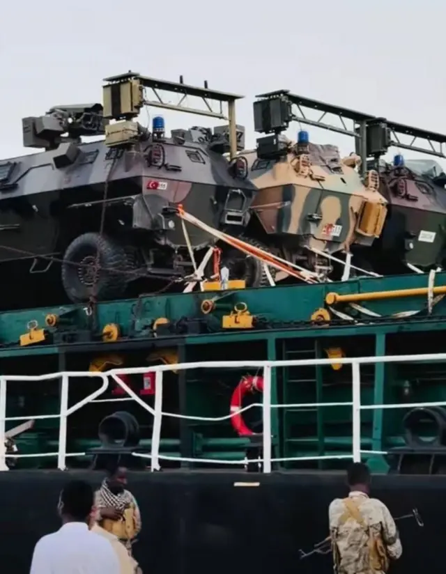 መርከቧ ከጫነቻቸው ወታደራዊ ቁሳቁሶች በከፊል