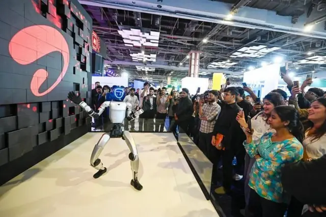 உச்சி மாநாட்டில் ஒரு ரோபோவைக் காண குவிந்த மக்கள் 