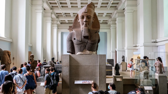 Museu com exposição egípcia 