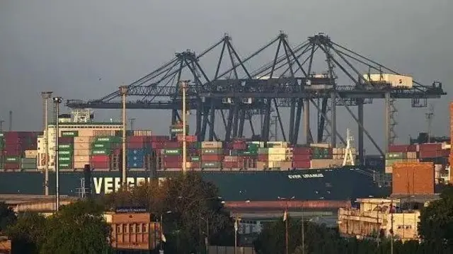 په مالونو بار کانتینر