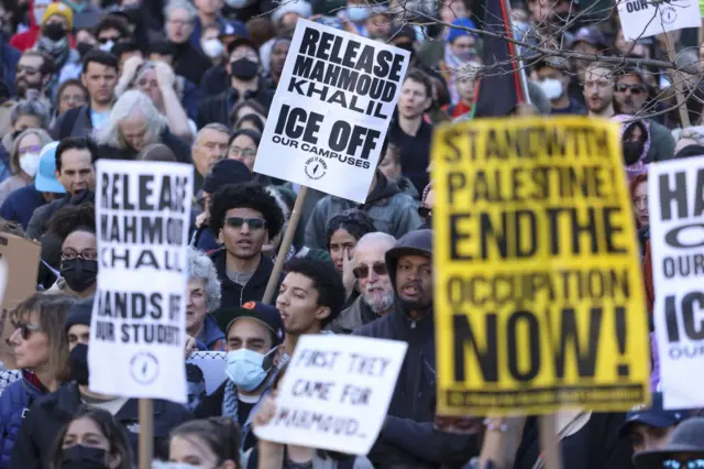 Manifestantes en Nueva York pidiendo la liberación de Mahmoud Khalil.