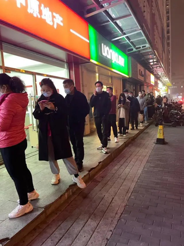 ต่อแถวตรวจ