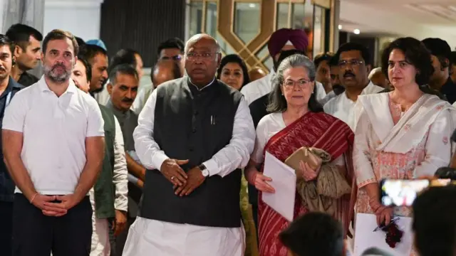 कांग्रेस नेता राहुल गांधी, पार्टी अध्यक्ष मल्लिकार्जुन खडगे, सोनिया गांधी और प्रियंका गांधी