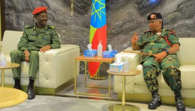 ፊልድ ማርሻል ብርሃኑ ጁላ ከስድስት ወራት ገደማ በፊት ከሶማሊላንድ ጠቅላይ ኢታማዦር ሹም ሜጄር ጄኔራል ኑህ ኢስማኤል ታኒ 