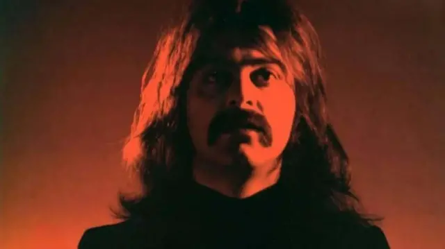 پرتره کوروش یغمایی در جوانی ببا نور قرمز