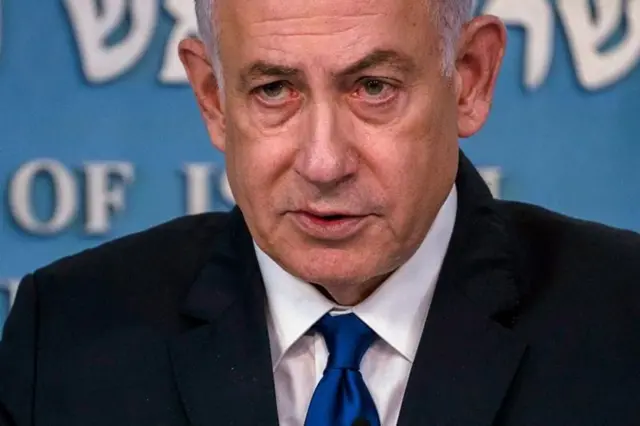 Netanyahu com olhar sério