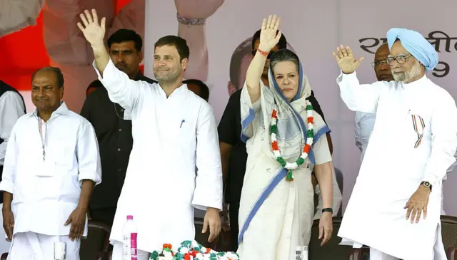 डॉ मनमोहन सिंग यांनी बहुपक्षीय आघाडी सरकारचं नेतृत्व केलं. 