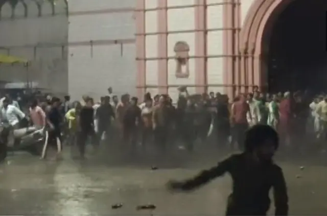 போலீசாருக்கும், வன்முறையாளர்களுக்கும் மோதல்