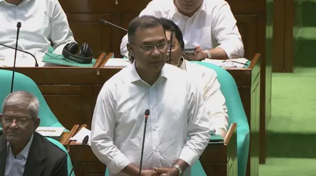 প্রধানমন্ত্রী তারেক রহমান সংসদে দাঁড়িয়ে আছেন