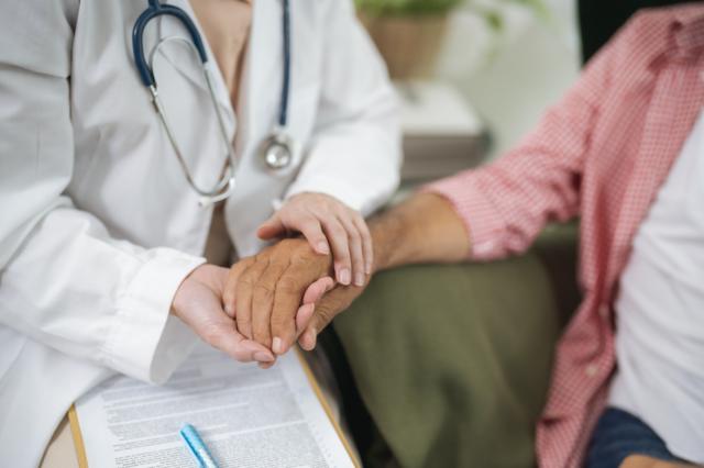 Médico segura mãobrazino 900paciente