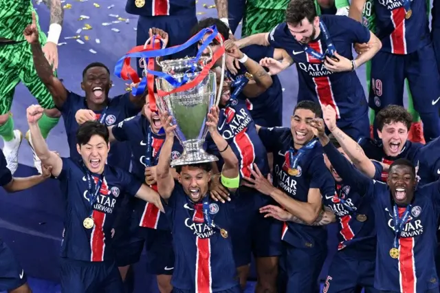 Ifoto ya kapiteni Marquinhos atwara igikombe cya Champions League, bagenzi be bamukurikiye bishimye cyane.