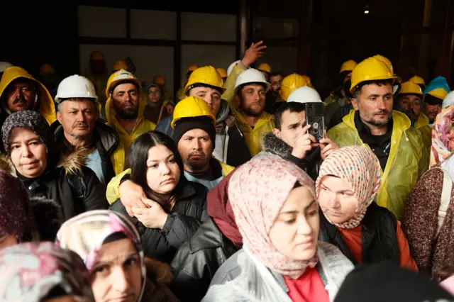 Kabalık bir madenci grubu ve onlara destek veren aileleri Ankara'daki Kurtuluş Parkı'nda basın açıklamasını izliyor. 