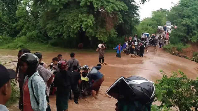 ကနီနဲ့ ခင်ဦးက ဒေသခံ တသောင်းခွဲကျော် မုန်တိုင်းမိုးရေထဲ စစ်ရှောင်နေရ 