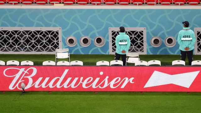 கத்தார் மைதானத்தில் பட்வைசர் நிறுவனத்தின் விளம்பரம்