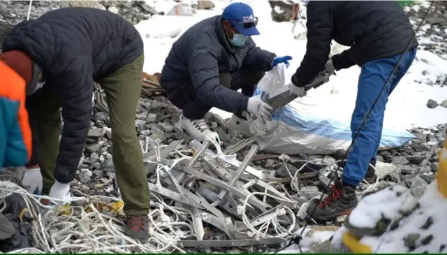 에베레스트산 3차 캠프에서 수거되는 사다리