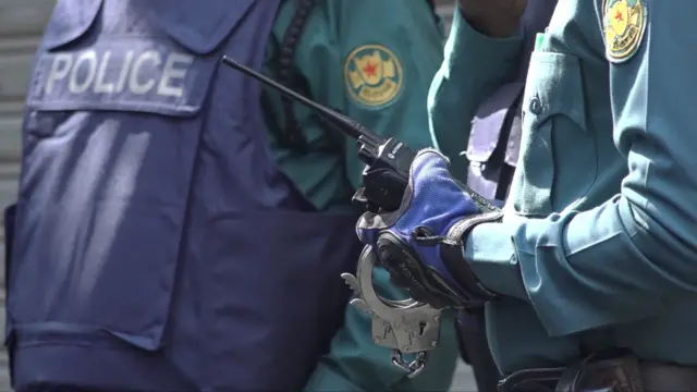 পুলিশের কয়েকজন সদস্য 