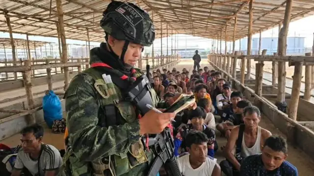 ထိုင်းဘက်ကို ပြေးကြရတဲ့ မြန်မာစစ်ဘေးရှောင်တွေ