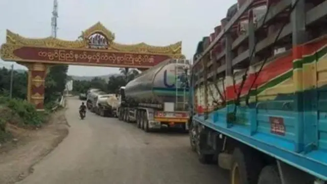 မန္တလေး-မြစ်ကြီးနားလမ်းပိုင်းမှာ ဖြတ်သန်းသွားနေတဲ့ ယာဉ်တွေ (ပုံဟောင်း) 