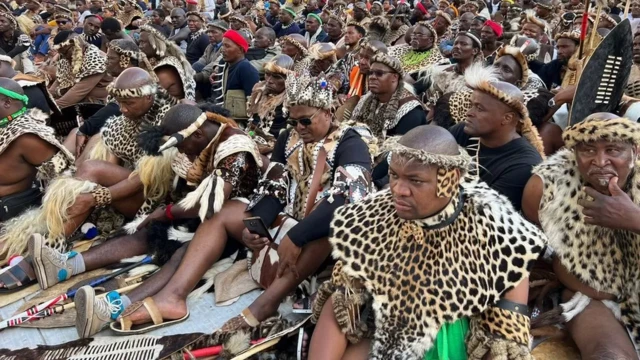 Thousands of men wey wear traditional dress attend di event 