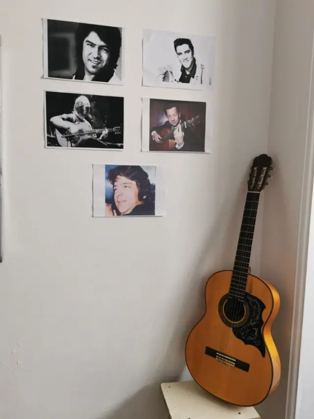 در اتاقی مخفی که دیوارش با تصاویری از اسطوره‌های موسیقی مثل احمد ظاهر، و پاکو دلوسیای فرانسوی تزئین شده‌است