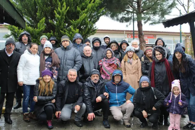 Cezaevi önünde nöbet tutan ebeveynler ve gönüllüler.