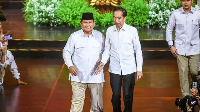 Presiden Prabowo Subianto yang juga Ketua Umum Partai Gerindra berjalan bersama dengan Presiden ke-7 Joko Widodo.