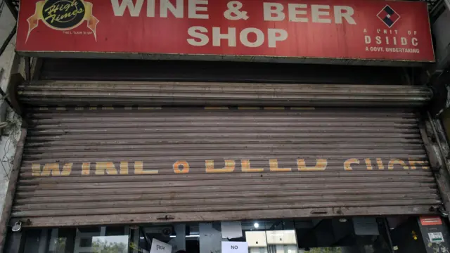 दिल्ली में शराब की दुकान पर लगा नॉ स्टॉक का स्टिकर 