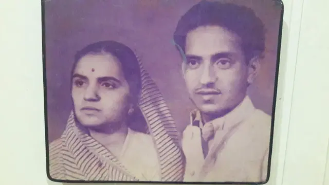 હેમુ ગઢવી તેમના પત્ની સાથે 