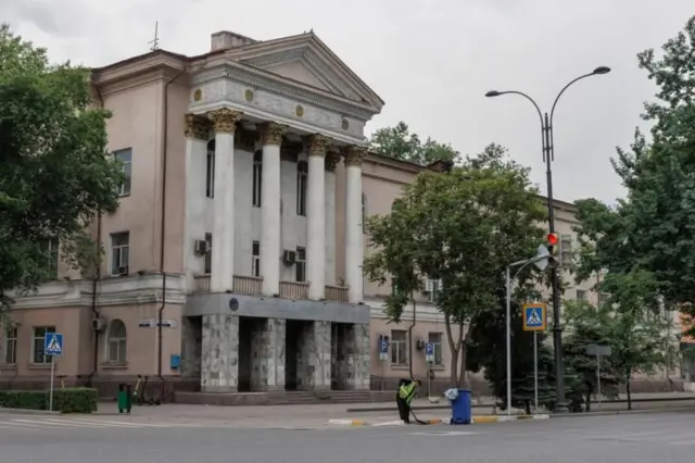 Сүрөттө: Экономика министрлиги президенттик администрациянын бош турган имаратына көчкөндөн кийин 1954-жылы курулган эски имарат бузулушу ыктымал деген коркунуч жаралды. План боюнча бул жерге көп кабаттуу үй курулмакчы.