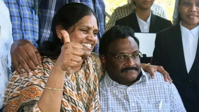 जेल से रिहा होने के बाद जीएन साईबाबा पत्नी वसंता के साथ