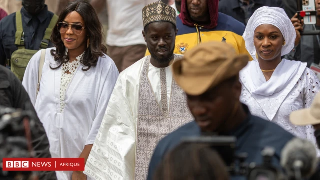 Le président Bassirou Diomaye et ses deux épouses.