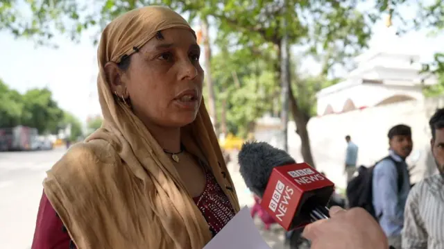 अपने परिवार के लोगों के साथ शहनाज़ हमें नोएडा फेज़ 2 पुलिस स्टेशन के बाहर मिलीं