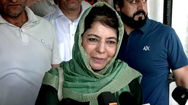 जम्मू कश्मीर की पूर्व मुख्यमंत्री महबूबा मुफ़्ती 