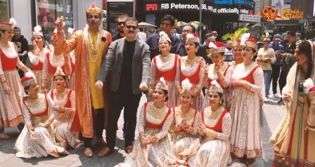 فنکاروں کے ساتھ ڈرامے کے ہدایتکارفیروز عباس خان