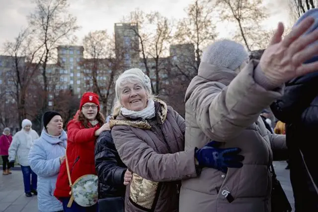 Харків'янки танцюють ламбаду взимку 2025 року