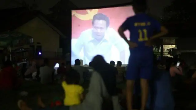 Masyarakat menyaksikan film dokudrama Gerakan 30 September Partai Komunis Indonesia (G30S/PKI) di Desa Wanasari, Kabupaten Bekasi, Jawa Barat, pada Sabtu, 30 September 2017.