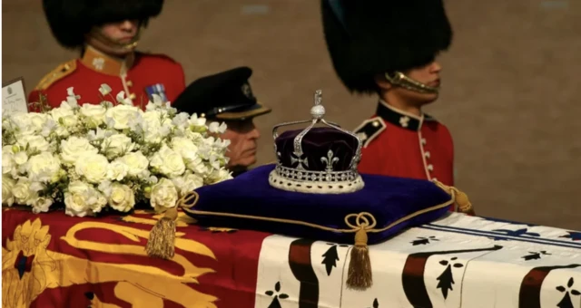 এটি সর্বপ্রথম জনসমক্ষে দেখা যায় ২০০২ সালে, কুইন মাদারের মৃত্যুর পর তার কফিনের ওপরে। 