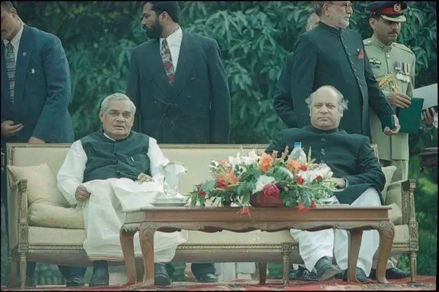 लाहौर में नवाज़ शरीफ़ और अटल बिहारी वाजपेयी