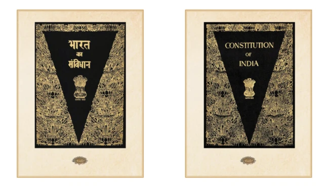 भारतीय संविधानाच्या दोन हस्तलिखित प्रती तयार करण्यात आल्या, एक इंग्रजीमध्ये आणि एक हिंदीमध्ये.