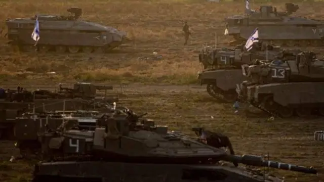 Hanze ya Gaza, Israel yarungitse ibimodoka vy'intambara vyinshi n'ingabo nyinshi ku rubibe, birindiriye itegeko ryo kwinjira muri Gaza 