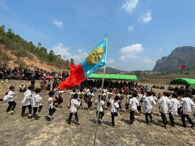 ကလေးတွေကိုလည်း ဆွေမျိုးနှစ်စု ပြန်လည်သင့်မြတ်ခြင်း သဘောတူညီမှု အခမ်းအနားကို တက်စေခဲ့။