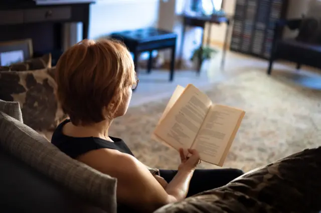 امرأة تقرأ كتاباً