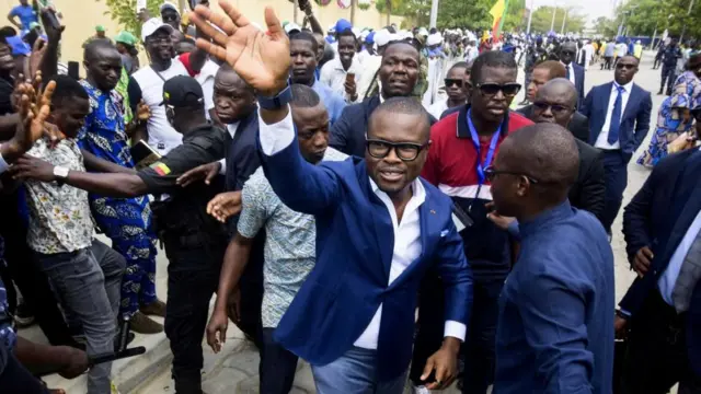 Romuald Wadagni, ministre des Finances du Bénin et candidat du parti au pouvoir à l'élection présidentielle, salue la foule après avoir présenté son programme à Cotonou, au Bénin, le 21 mars 2026