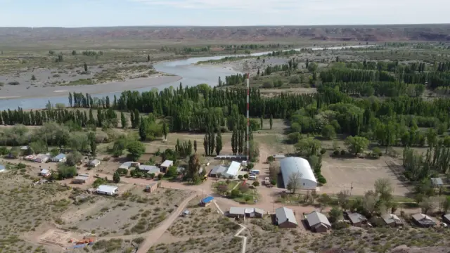 Pueblo a la orilla de un río