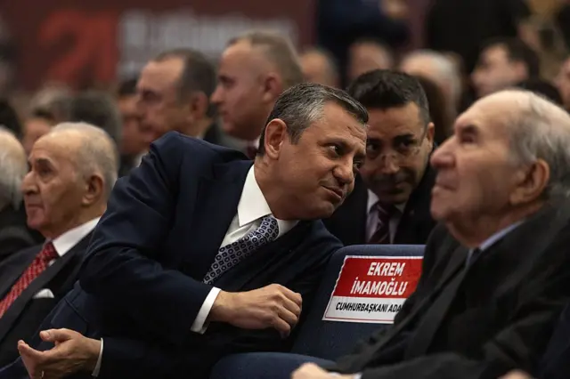 Özgür Özel ve eski genel başkan Altan Öymen arasındaki bir koltuk, partinin tutuklu cumhurbaşkanı adayı Ekrem İmamoğlu'na ayrıldı