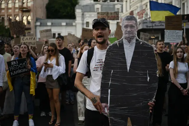 Протестувальник тримає картонну фігуру Федорова
