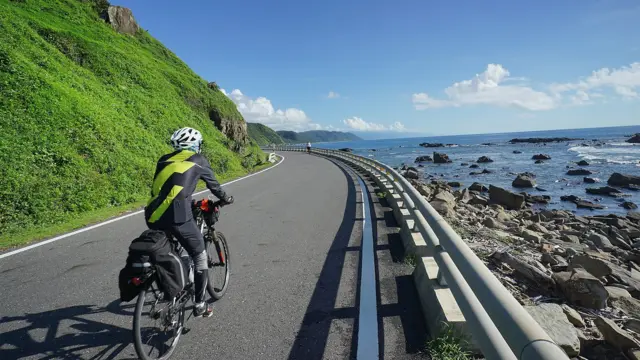 在台湾东部骑单车的旅人