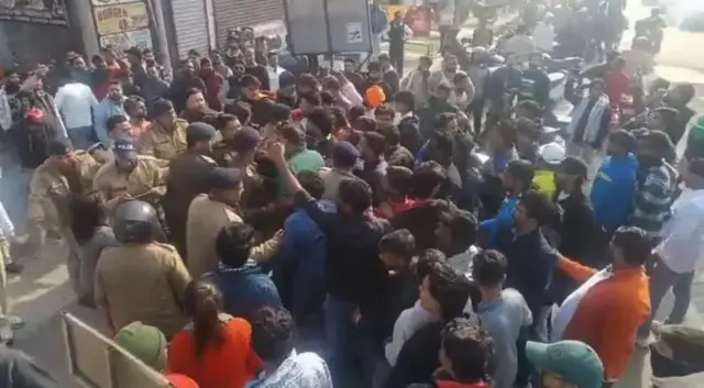 মুহাম্মদ দীপকের জিমের সামনে প্রায় দেড়শো বজরং দল কর্মী হাজির হন