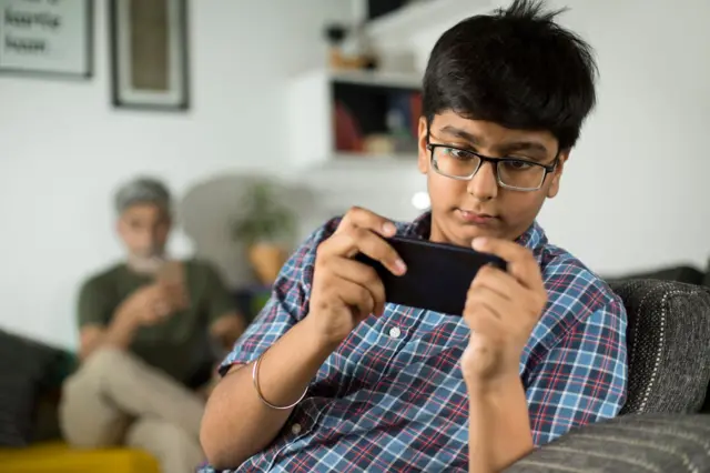 ஆபாசப் படம் பார்க்கும் பதின்பருவத்தினர் 