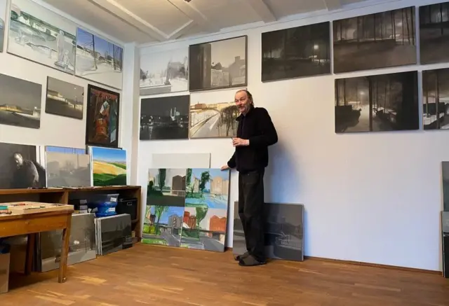 Владимир Шинкарев среди своих работ